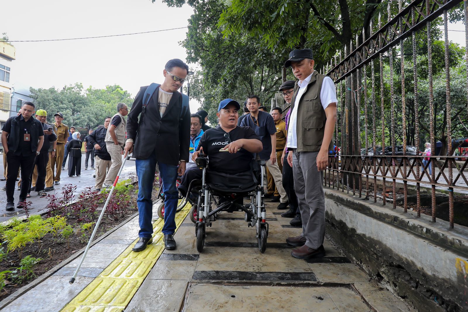 Pemkot Bandung mengaudit kelayakan trotoar di kawasan Tegallega untuk memastikan ramah bagi lansia dan penyandang disabilitas.