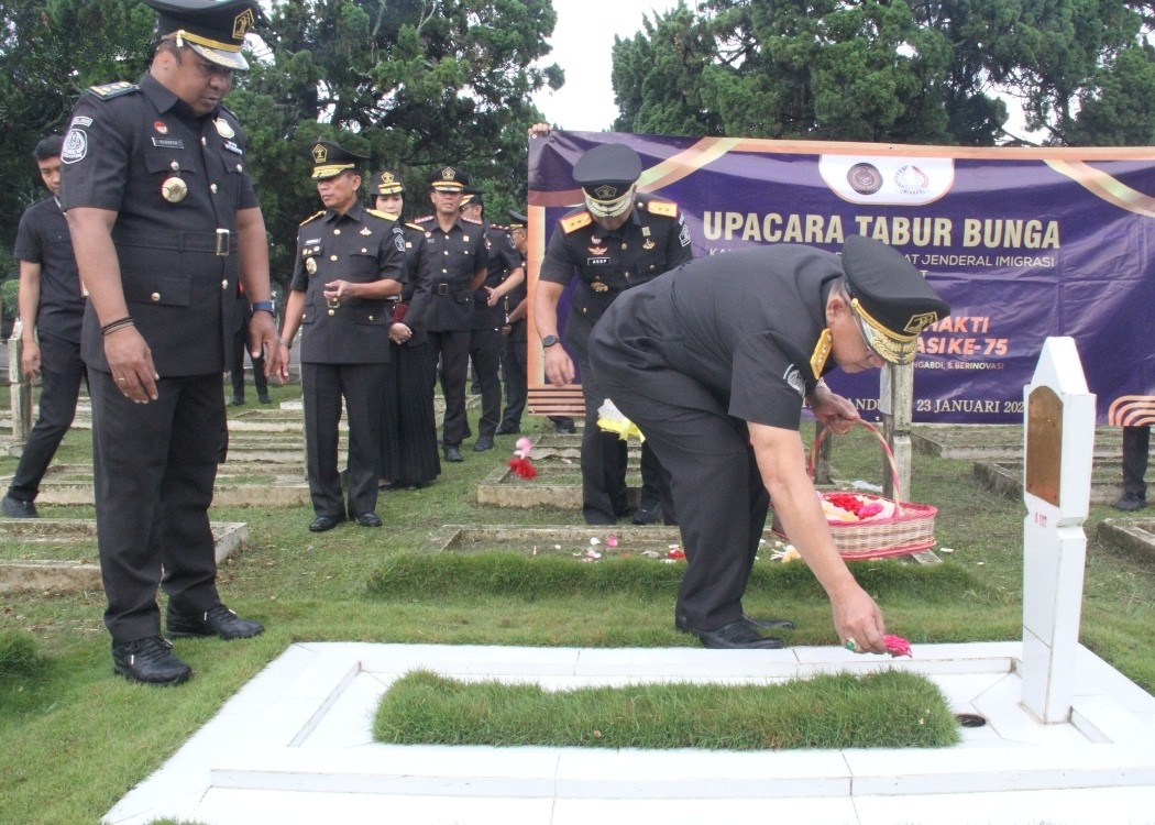 Peringati HBI ke-75, Imigrasi Bandung Tabur Bunga di TMP Cikutra