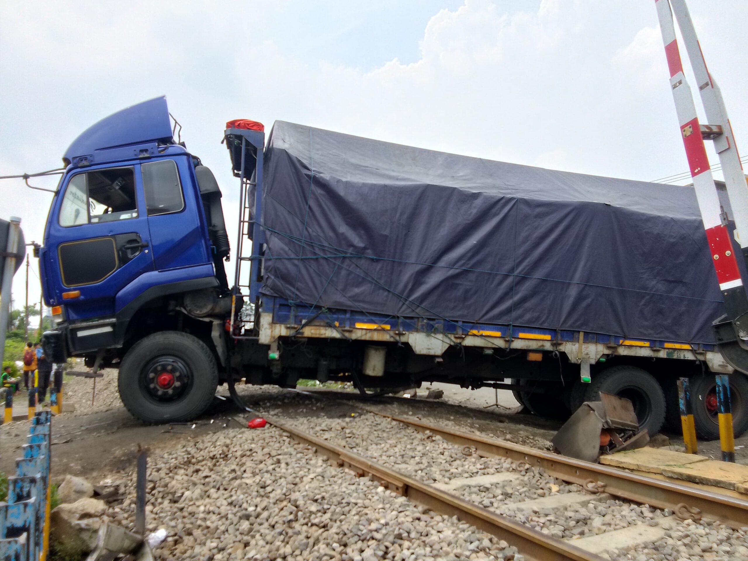 truk patah as di perlintasan rel mengganggu perjalanan kereta api di sidoarjo