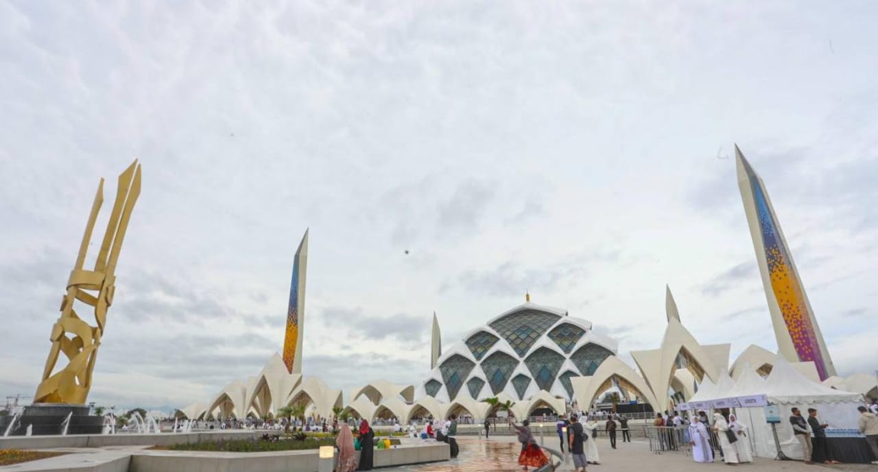 Masjid Al Jabbar Jadi Destinasi Favorit Pada Libur  Isra Mi’raj