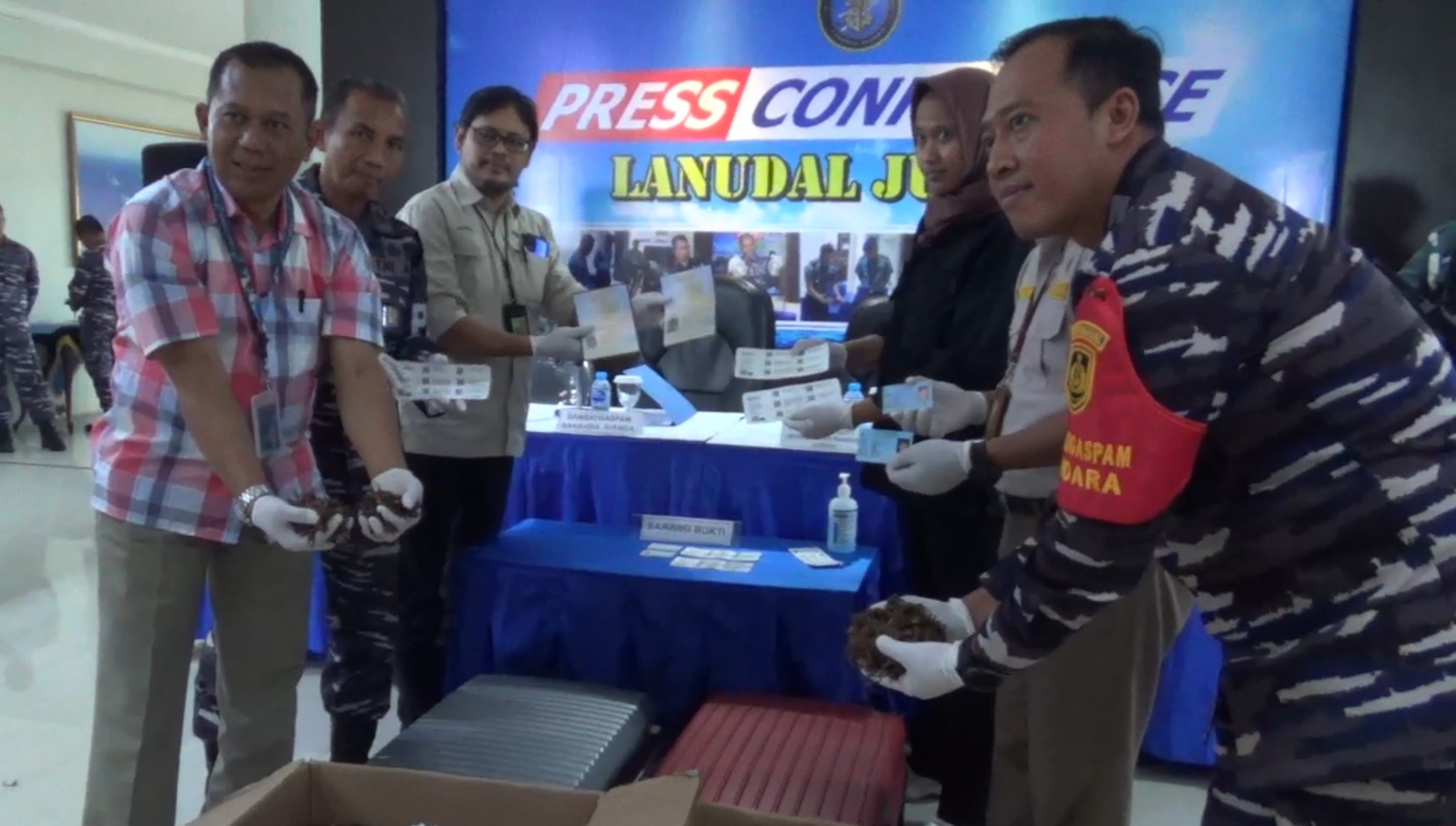 penyelundupan kalajengking kering digagalkan di bandara juanda