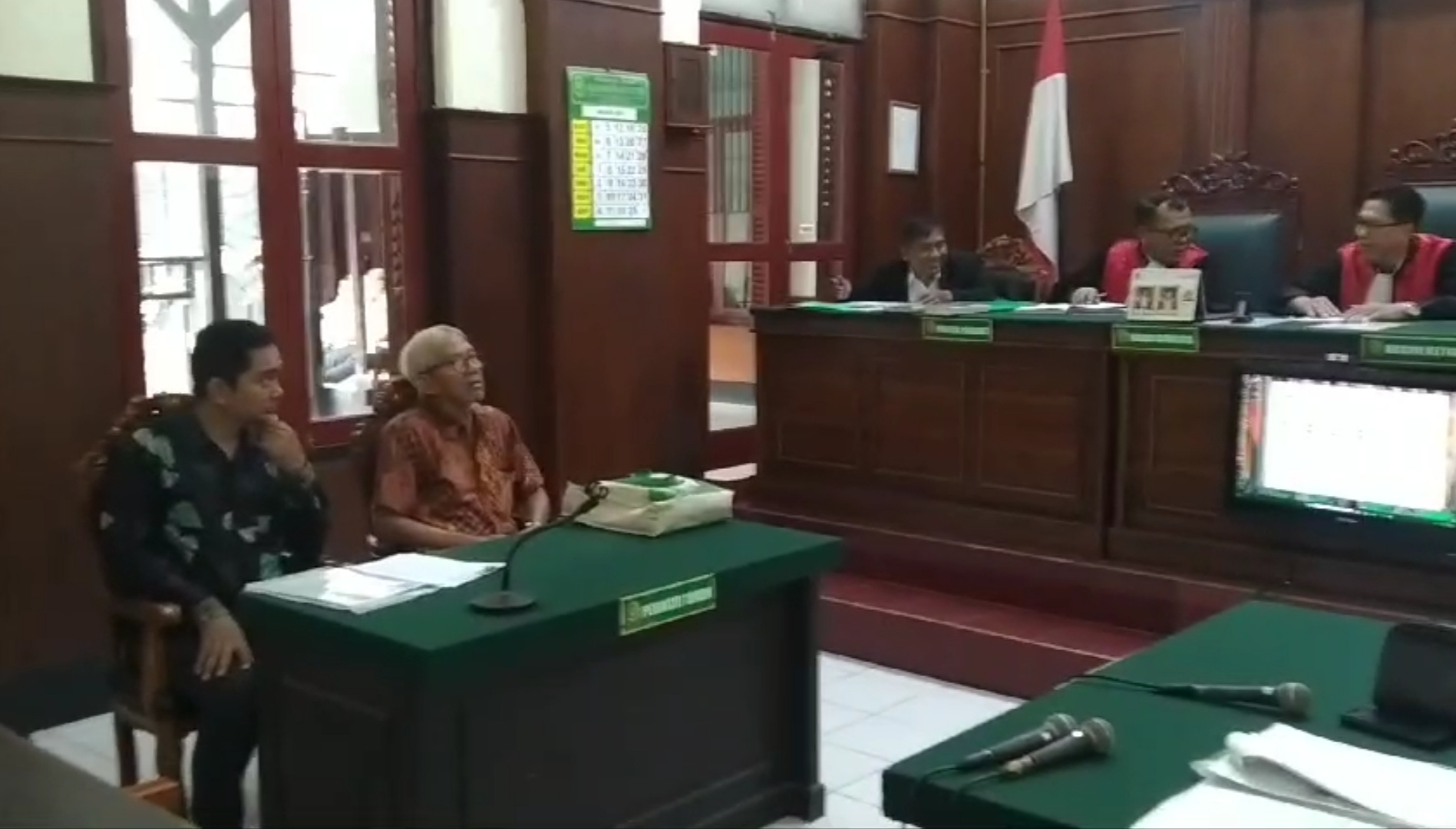 sidang investasi bodong di Surabaya tetap dilanjutkan tanpa menghadirkan tergugat.