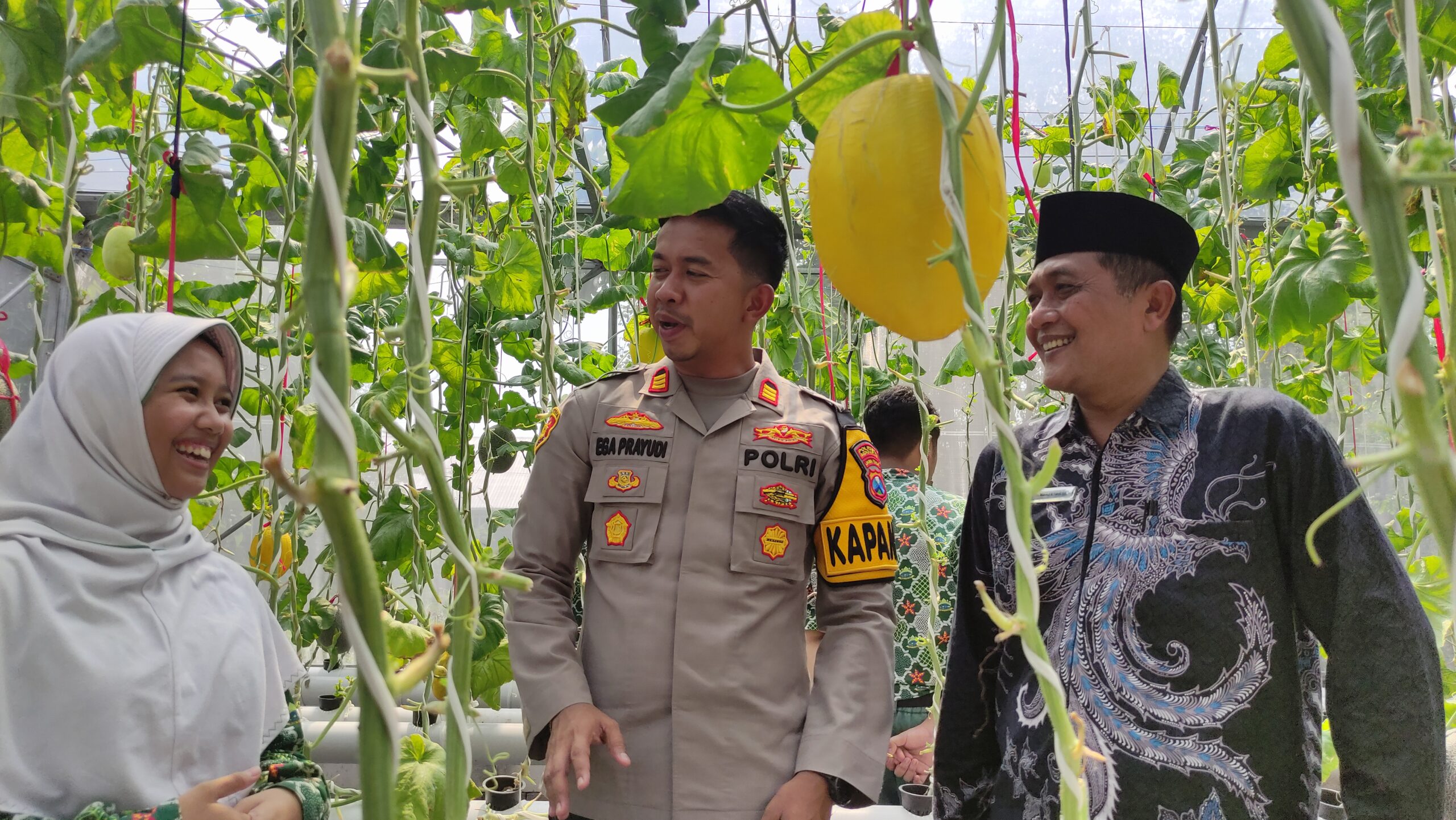 Polisi Suport Program Ketahanan Pangan di Ponpes Progresif Bumi Shalawat