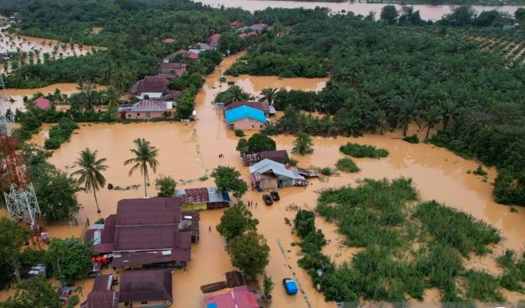 Pemprov Riau Salurkan 2,5 Ton Beras untuk Korban Banjir Kampar