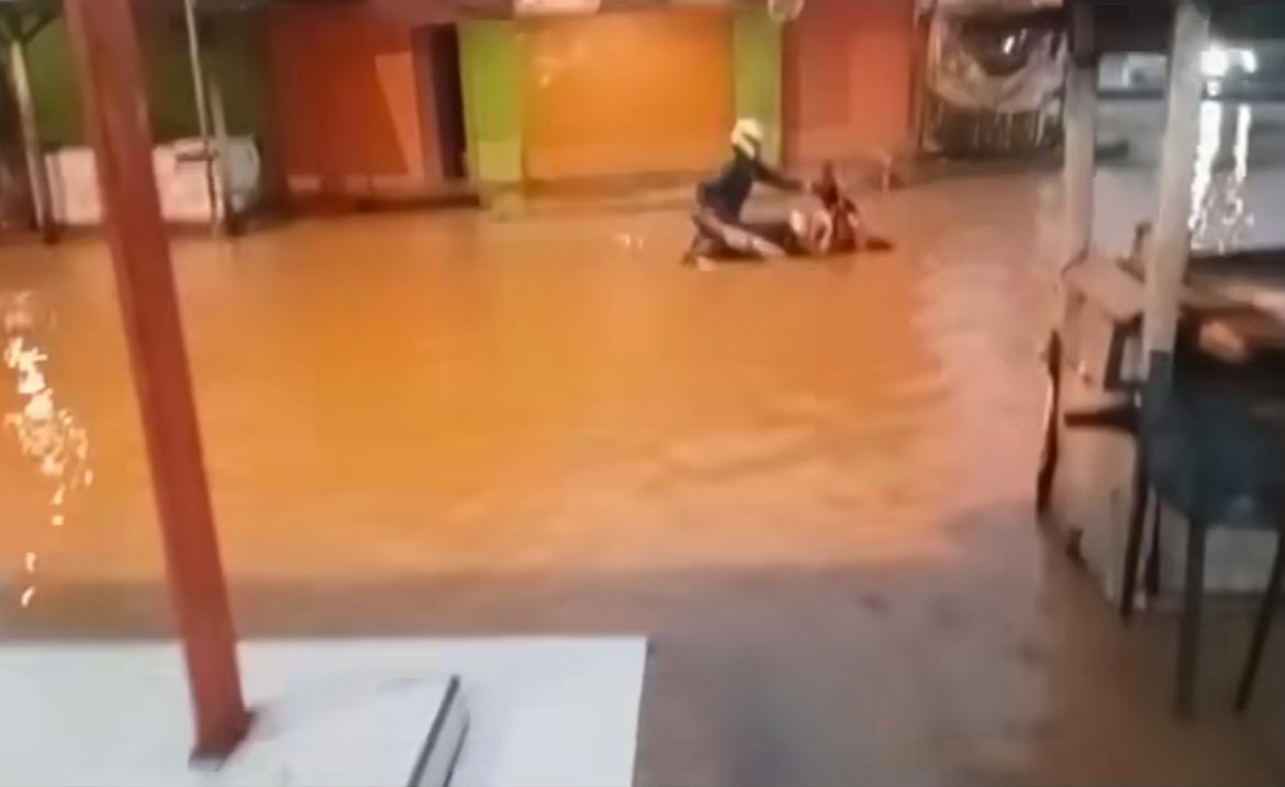 banjir di kabupaten cirebon kamis (23/1) malam hinga kini telah merenda 15 desa