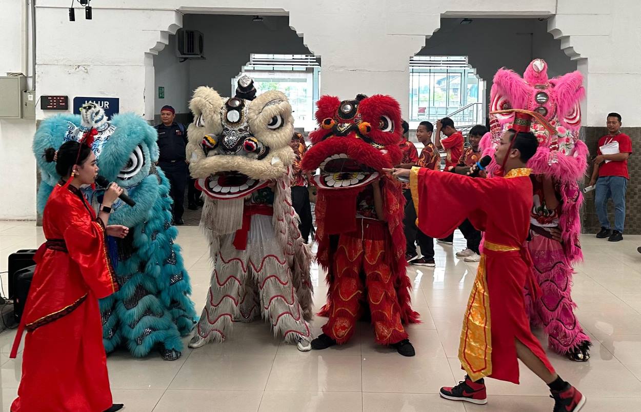 Libur Panjang KAI Commuter Yogyakarta Hadirkan Barongsai