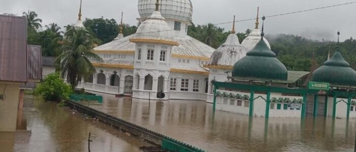 Di Kabupaten Pelalawan, sebanyak sembilan sekolah di empat kecamatan terpaksa diliburkan akibat genangan banjir yang merendam ruang kelas.