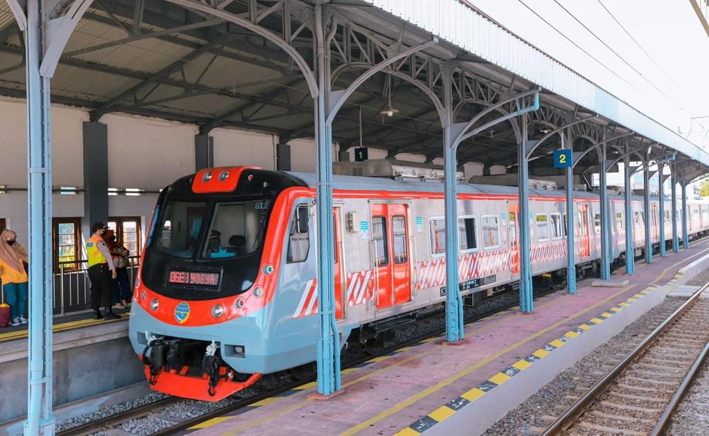 LONJAKAN penumpang tiba-tiba terjadi pada kereta Commmmuter Line Yogyakarta yang akan menuju Solo, pada Rabu (26/2) siang.