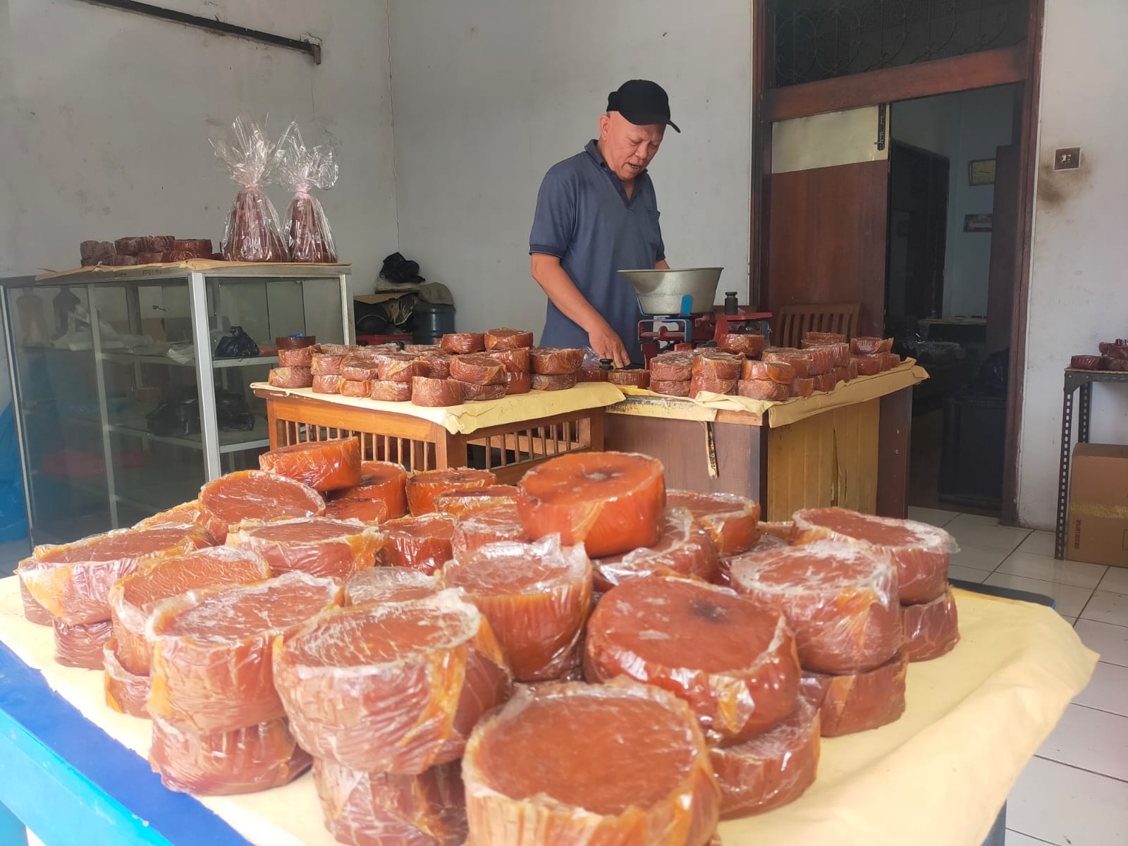 Ngalap Berkah Perajin Kue Keranjang di Tasikmalaya saat Imlek