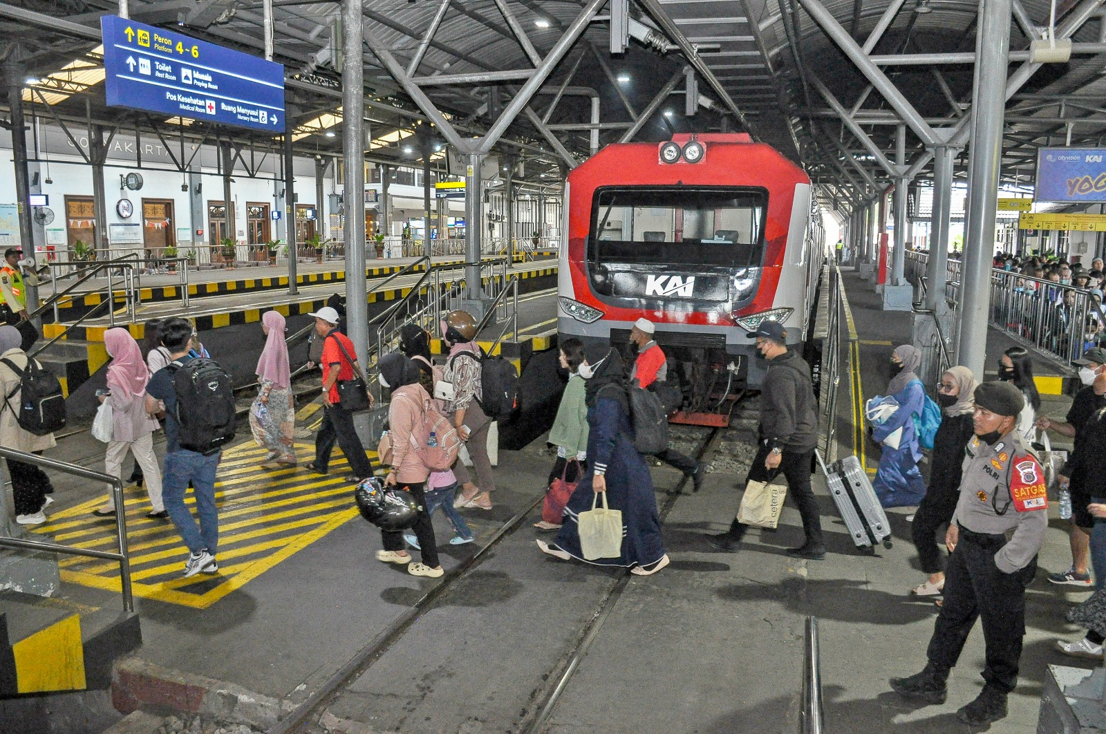 KAI Commuter Larang Masyarakat Beraktivitas di Rel dan Stasiun