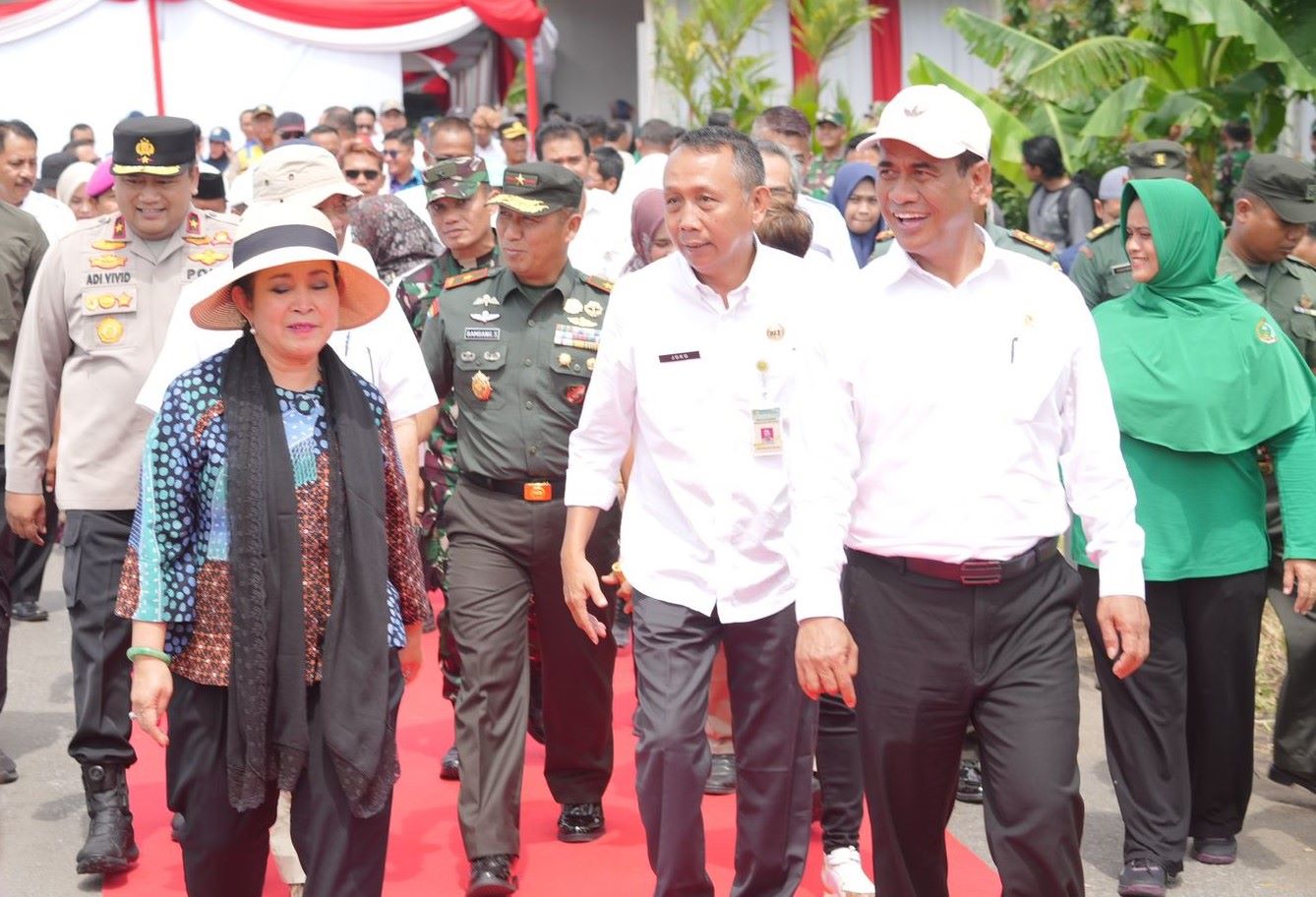 Mentan Andi Amran Sulainan meninjau gerakan tanam padi pasca banjir di Poncosari, Srandakan, Bantul, Yogyakarta.