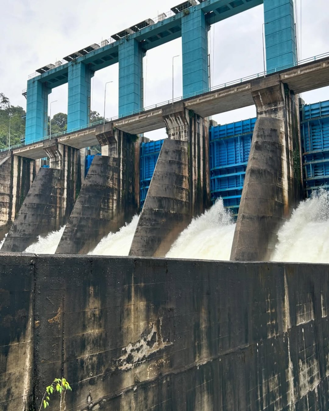 PLN Nusantara Power Unit Layanan Pembangkit Listrik Tenaga Air Koto Panjang di Kabupaten Kampar, Riau, menambah lagi bukaan pintu pelimpah