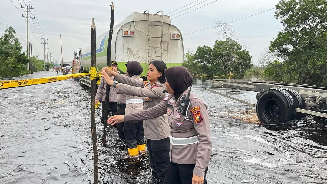 Banjir Rokan Hulu Putus Akses Jalan Antar Daerah