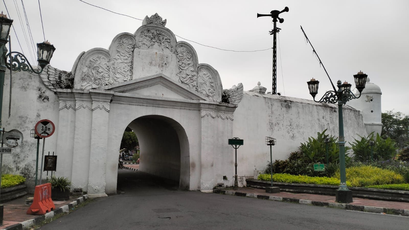 Aktivitas Masyarakat Berperan Rusak Plengkung Kraton Yogyakarta