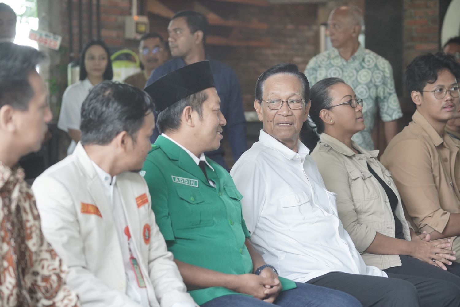 Gubernur DIY, Sri Sultan Hamengku Buwono X, Senin (20/1) memimpin giat tanam pohon di lereng Merapi untuk mengurangi kelangkaan air bersih.