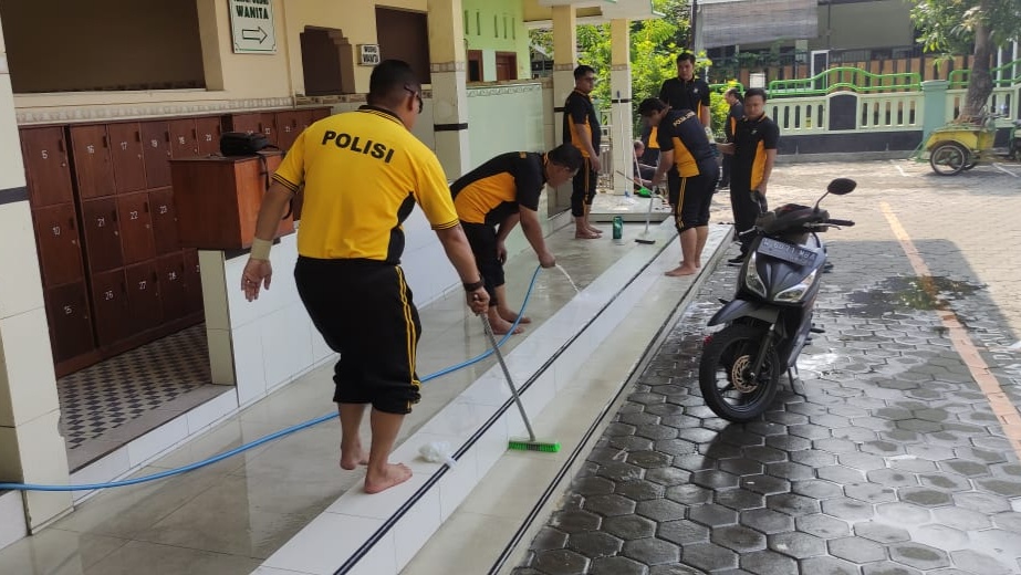 polisi di sidoarjo membersihkan 40 masjid di seluruh sidoarjo