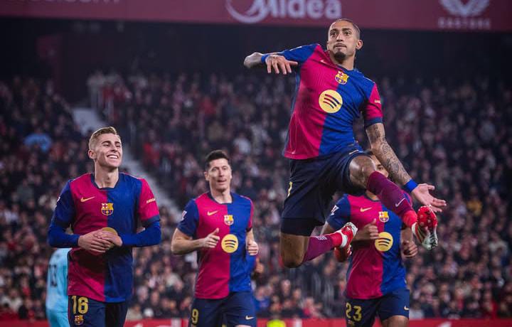 PERSAINGAN di papan atas klasemen La Liga Spanyol semakin ketat menyusul kemenangan Barcelona atas Sevilla 4-1.