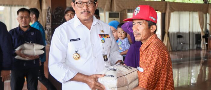 Pj Gubernur Jawa Tengah, Nana Sudjana manyalurkan bantuan untuk penanganan dampak bencana banjir di Kabupaten Kudus senilai Rp382.535.100.