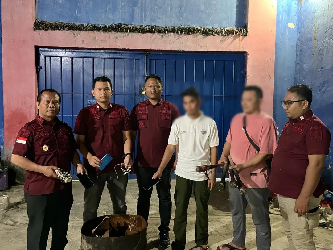 DALAM rangka mengantisipasi gangguan keamanan dan ketertiban Lapas Kelas IIA Pekanbaru menggelar razia kamar hunian pada Minggu (16/2) malam.