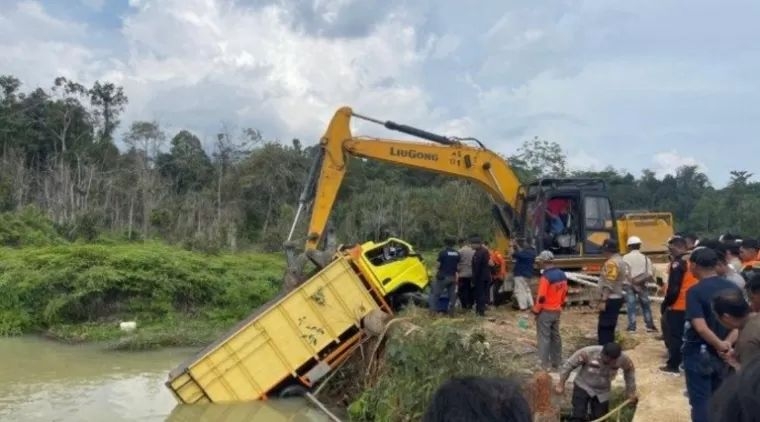 TIM SAR gabungan akhirnya menemukan satu korban terakhir dalam kecelakaan jatuhnya truk bak terbuka ke Sungai Segati, Pelalawan, Riau.