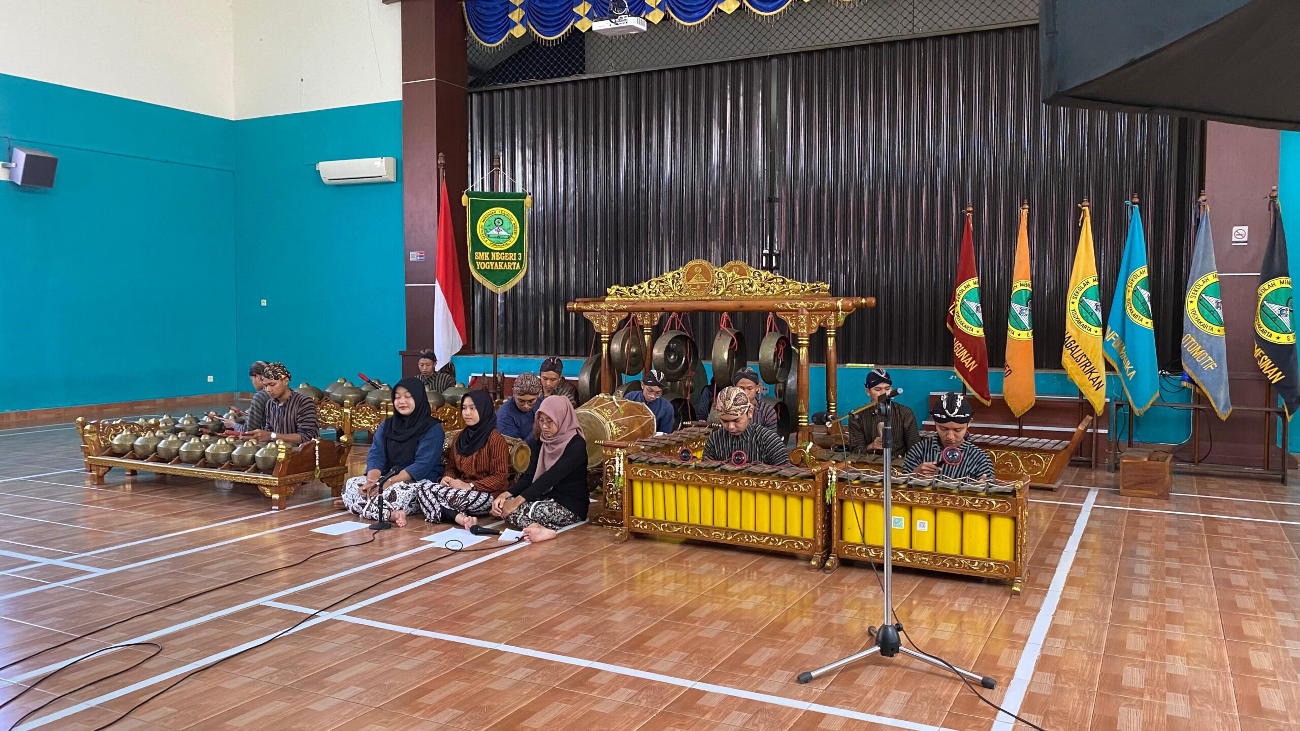 menabuh gamelan serentak meriahkan HUT ke-270 Daerah Istimewa Yogyakarta