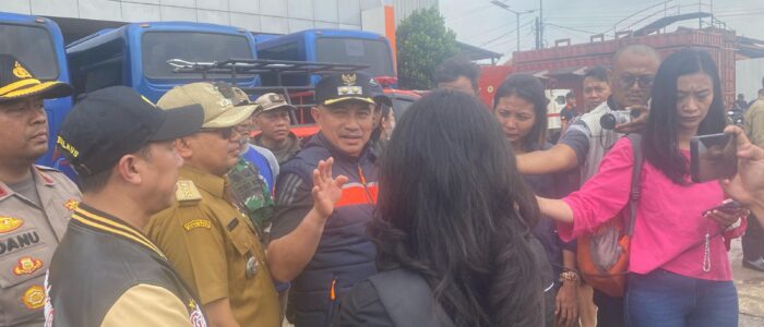 WAKIL Walikota Bekasi Kota Bekasi Abdul Harris Bobihoe meninjau banjir yang terjadi di Pondokgede Permai (PGP), Kecamatan Jatiasih pada Selasa