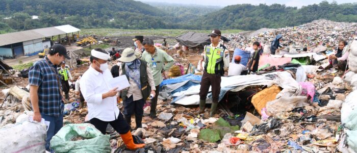 LAUTAN sampah mengancam wilayah Bandung Raya yang meliputi Kota Bandung, Cimahi, Kabupaten Bandung dan Bandung Barat.