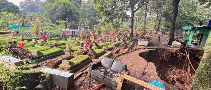 PEMERINTAH Kota Bandung, Jawa Barat bergerak cepat menangani longsor yang terjadi di TPU Nagrog, Ujungberung, akibat hujan lebat.