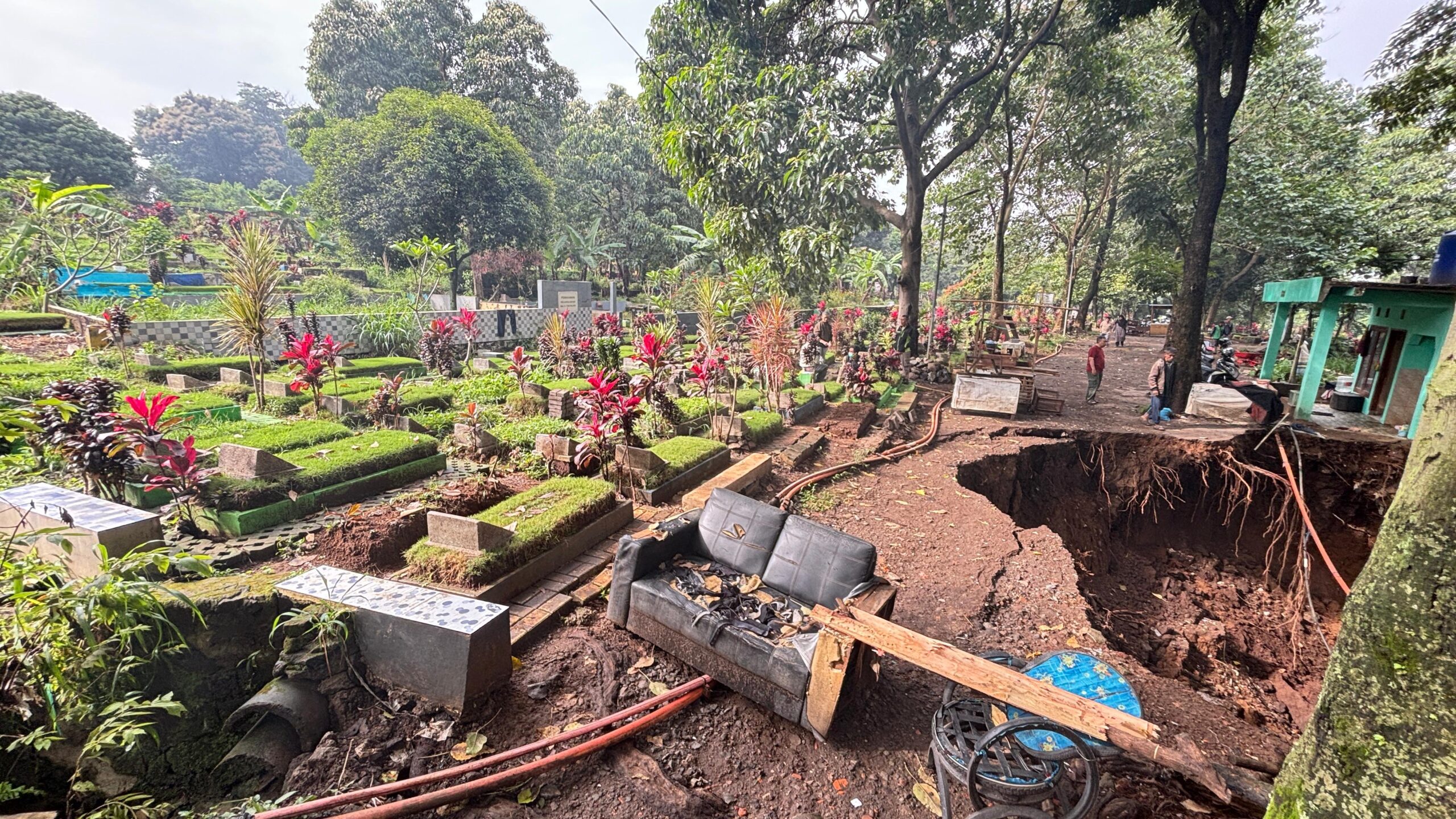 TPU Nagrog di Bandung Longsor akibat Hujan Lebat