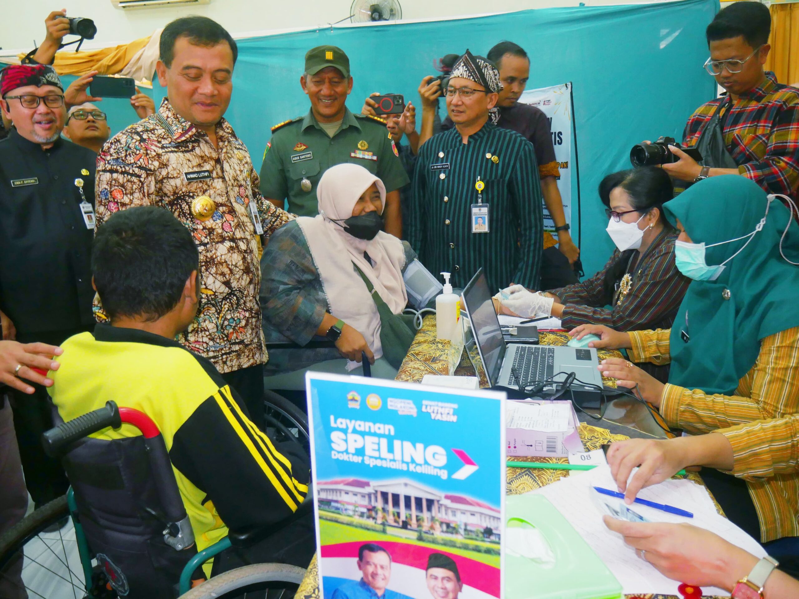 GUBERNUR Jawa Tengah Ahmad Luthfi meninjau pelaksanaan layanan kesehatan dan dokter spesialis keliling Sehat Bareng Luthfi Yasin di Cilacap,