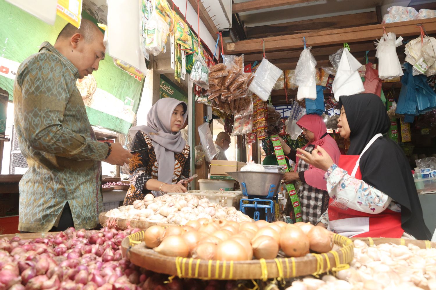 Pantau Harga Sembako, Komisi B Blusukan di Pasar Wonogiri