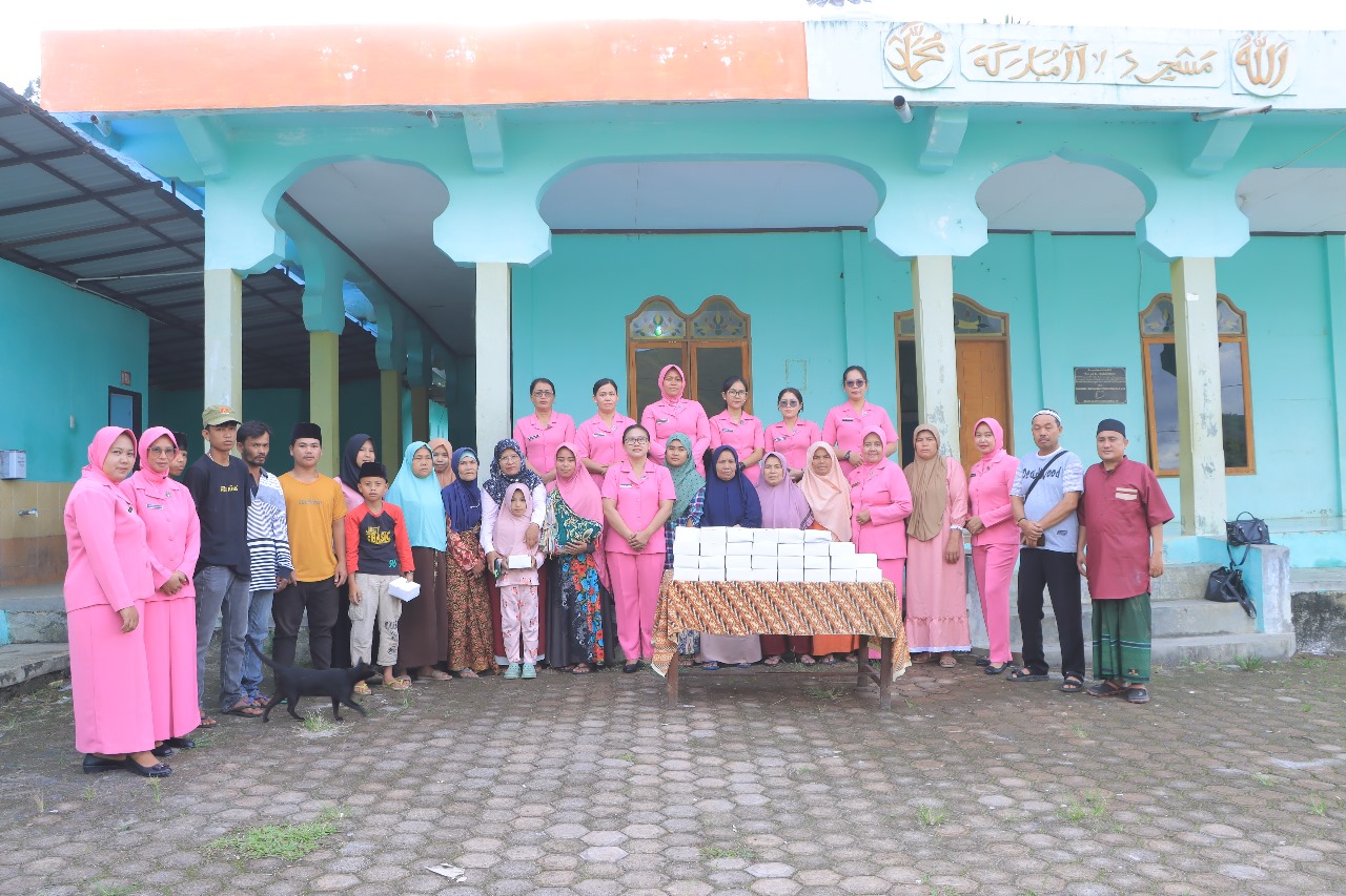 Meriahkan Ramadan, Polres Samosir Bagikan Takjil