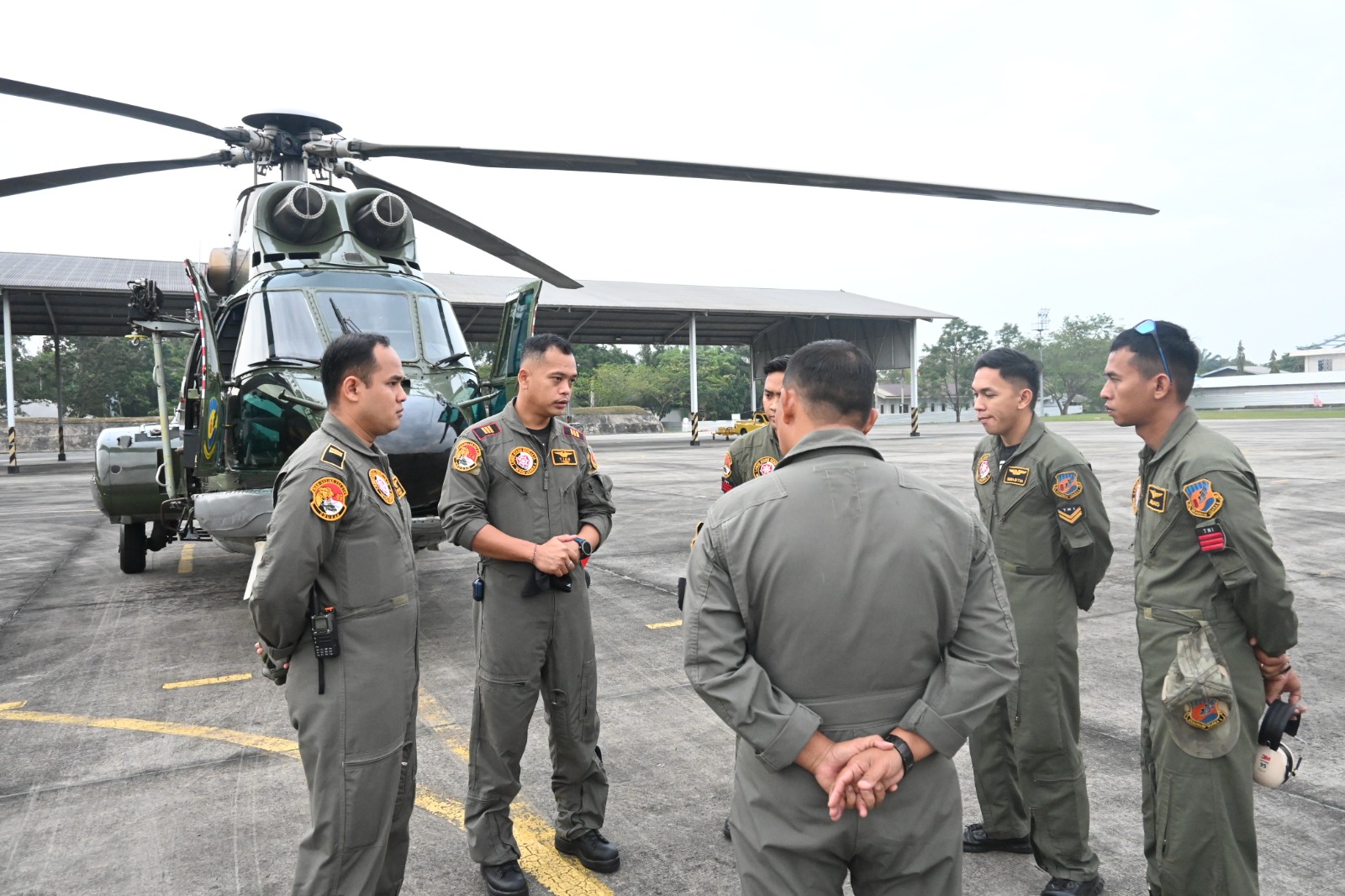 Helikopter Super Puma TNI AU Pantau Banjir di Pelalawan