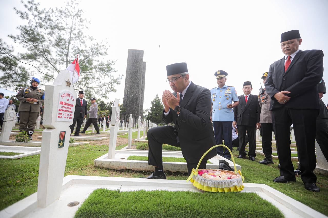 Peringati Bandung Lautan Api dengan Tabur Bunga di TMP Cikutra
