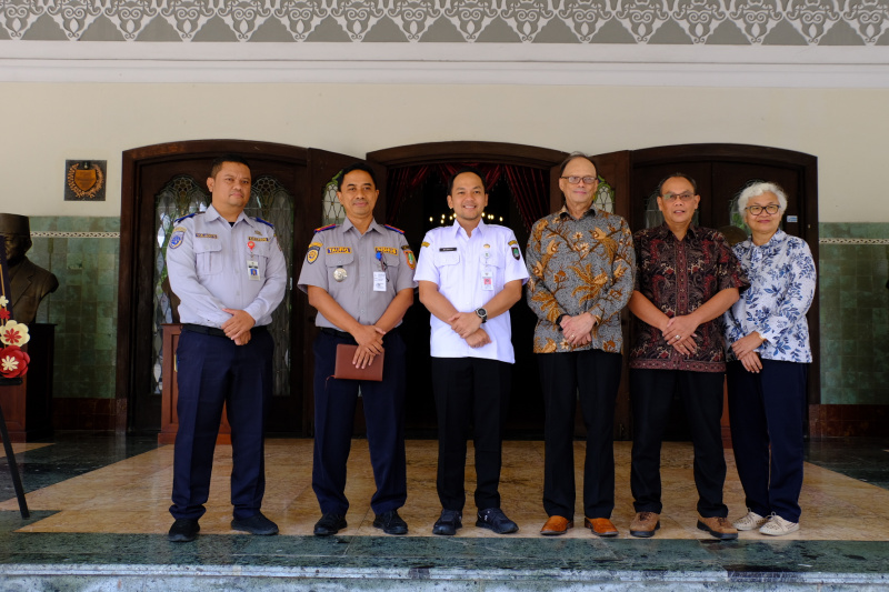 Walikota Solo Bahas Bus Listrik dengan Wakil Canberra University dan UNS