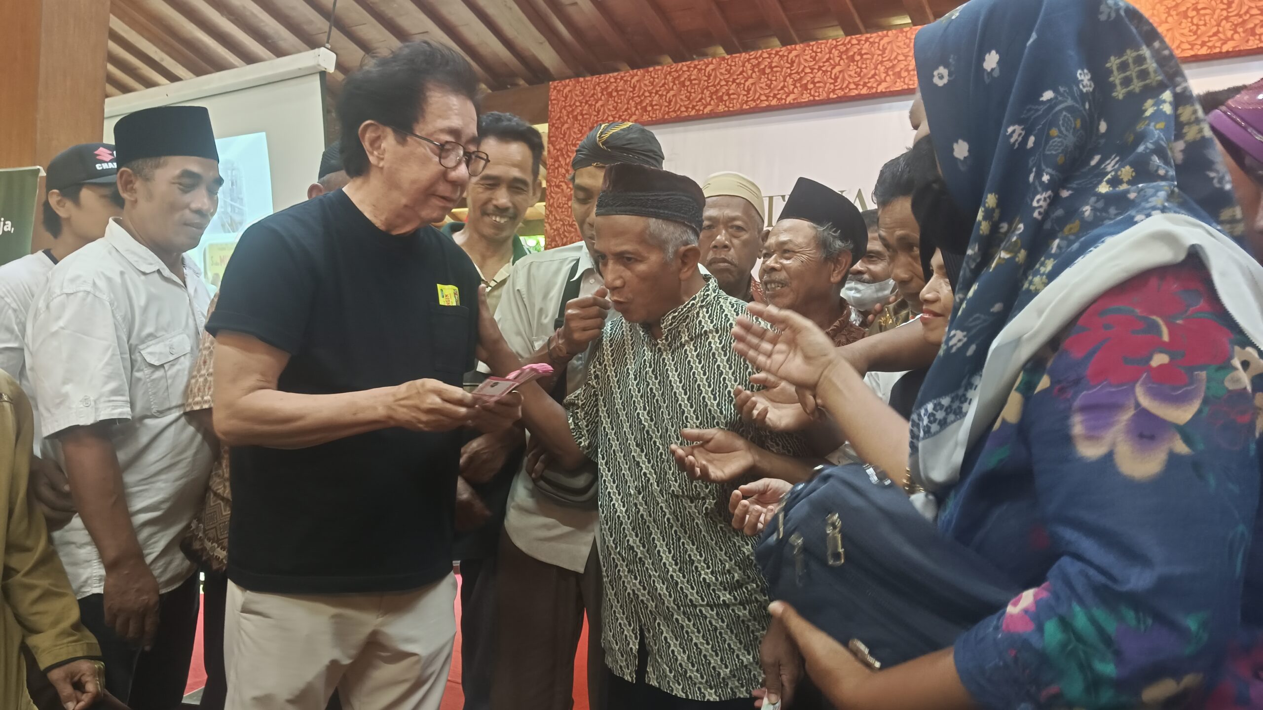 Sidomuncul Santuni Seribu Kaum Dhuafa di Lingkungan Pabrik