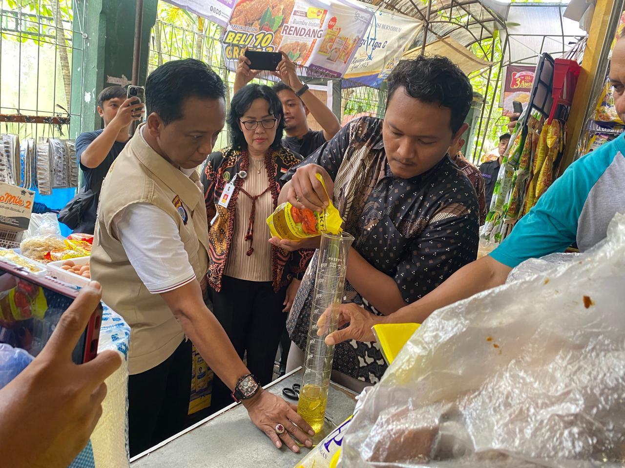 POLDA Daerah Istimewa Yogyakarta menerjunkan personel Satuan Tugas Pangan untuk mengecek minyak goreng Minyakita.