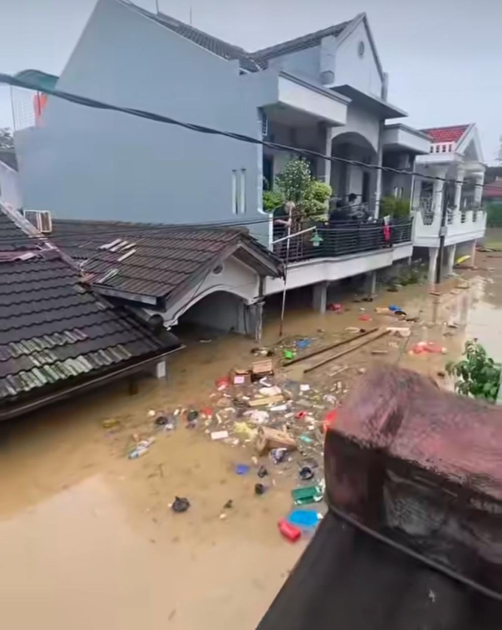 Banjir Besar di Kota Bekasi Dari Rumah Hingga Mal Terendam Air