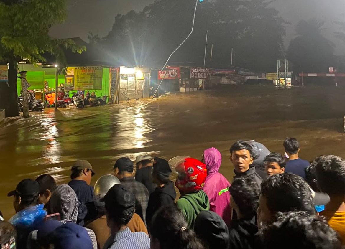 kota bekasi lumpuh setelah delapan kecamatan dari 12 kecamatan terendam banjir.