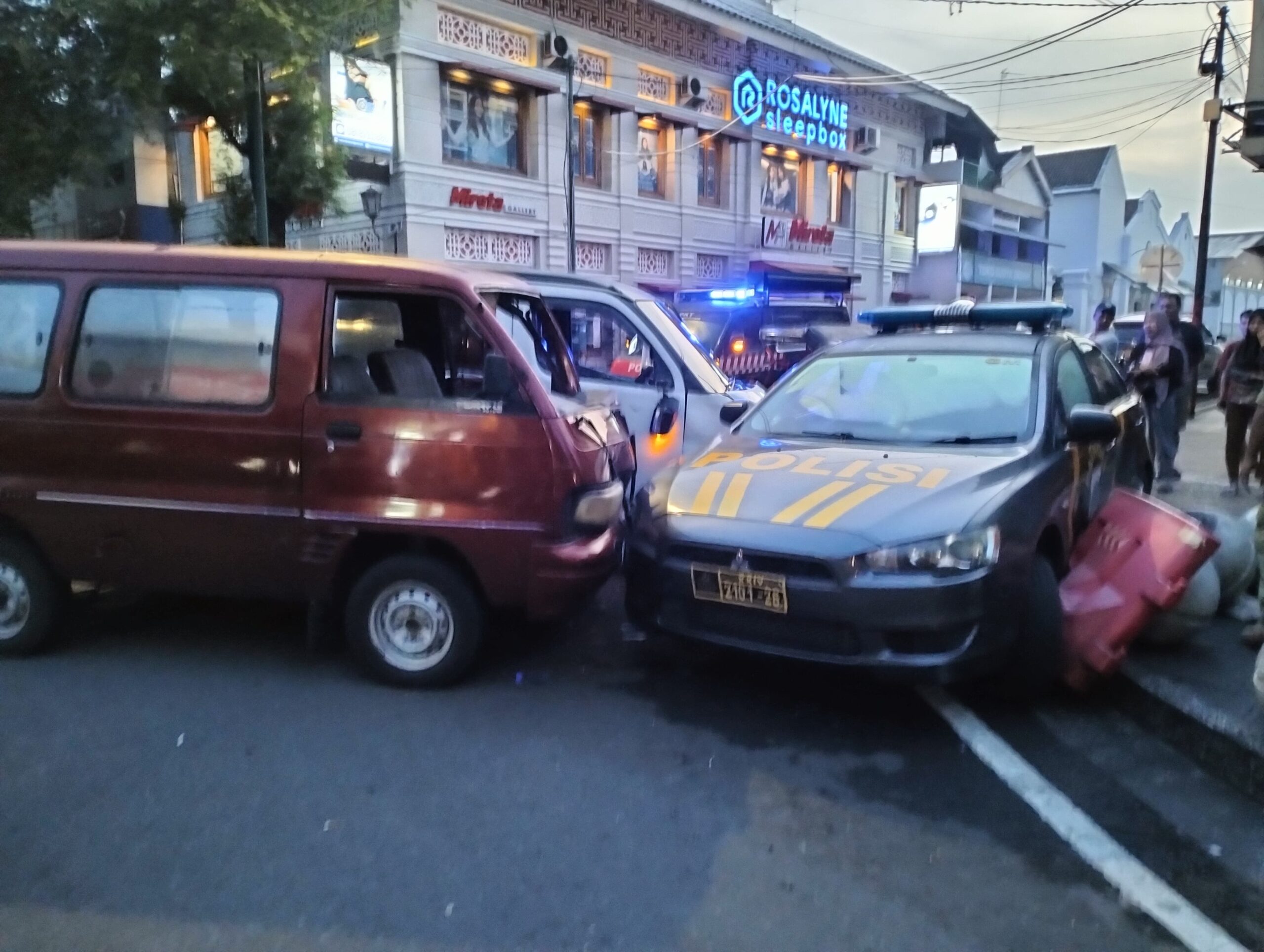 TIGA unit mobil termasuk mobil Patroli Polisi terlibat dalam kecelakaan lalu lintas di Simpang Empat Terang Bulan, Danurejan, Kota Yogyakarta.