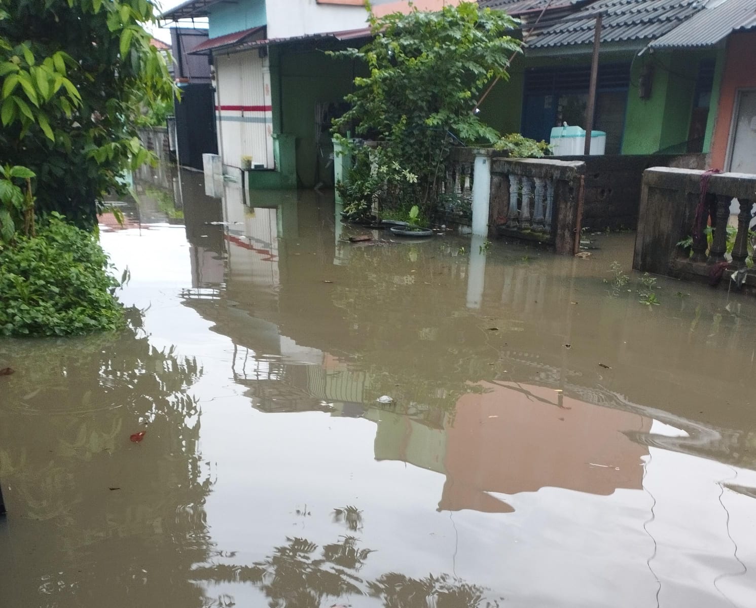 HUJAN deras yang mengguyur sejak Senin (3/3) sore membuat banjir menggenangi sejumlah wilayah di Tangerang Selatan, Banten.