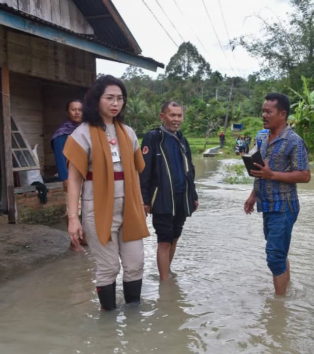 WAKIL Bupati Humbang Hasundutan, Junita Rebeka Marbun, meninjau lokasi bencana banjir dan tanah longsor di Pakkat, Humbahas