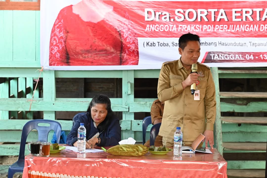 BUPATI Humbang Hasundutan (Humbahas) Oloan P. Nababan, menghadiri reses anggota DPRD Sumut, Sorta Ertaty Siahaan di Desa Matiti II,