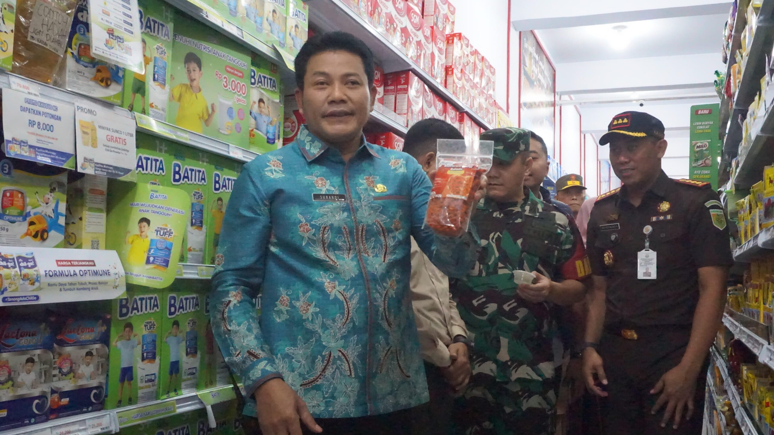 BUPATI Sidoarjo Subandi bersama Wabub Mimik Idayana dan forkopimda, melakukan sidak makanan dan minuman di sejumlah pusat perbelanjaan.