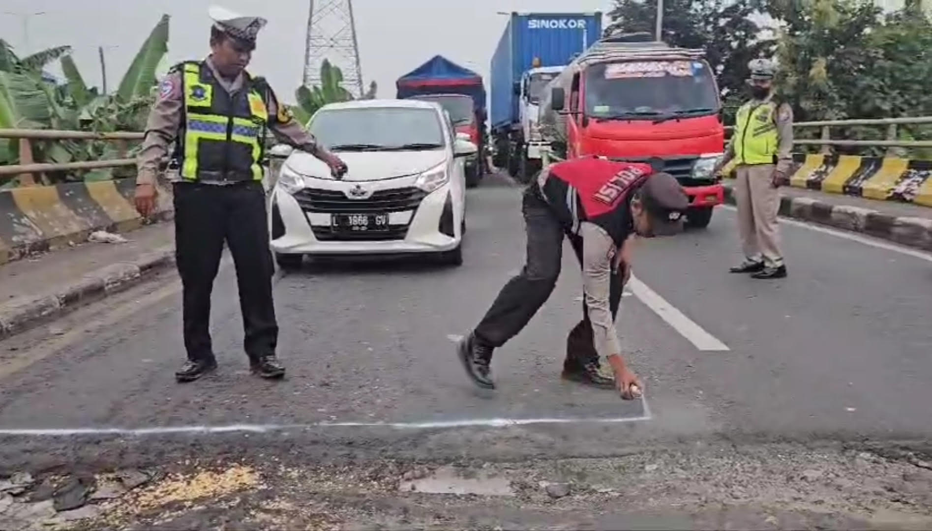 MENJELANG arus mudik lebaran 2025, sejumlah sambungan Jembatan Arteri Porong di Kabupaten Sidoarjo amblas.