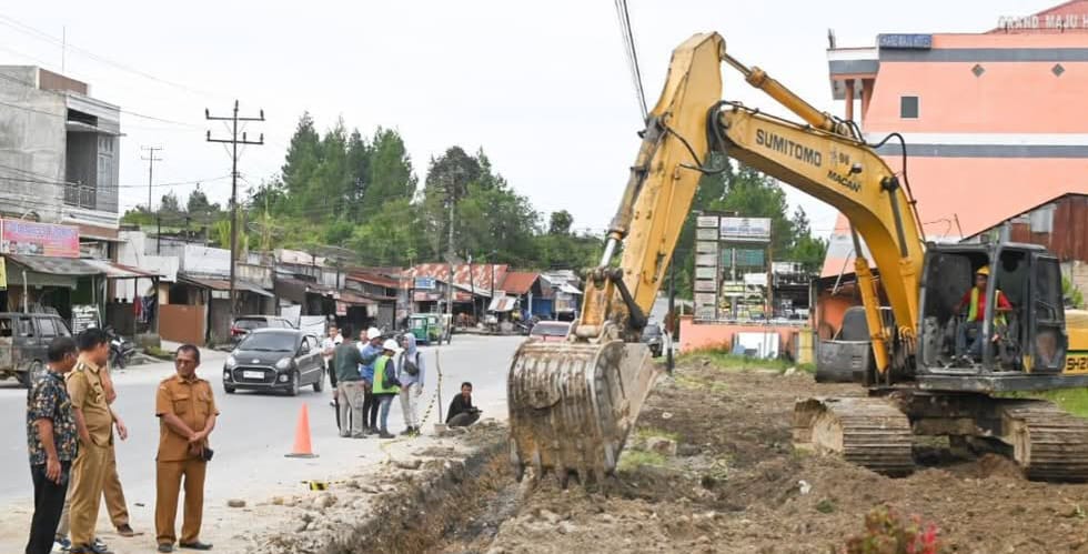 Bupati Humbahas Tinjau Perbaikan Drainase di Simpang Bakkara