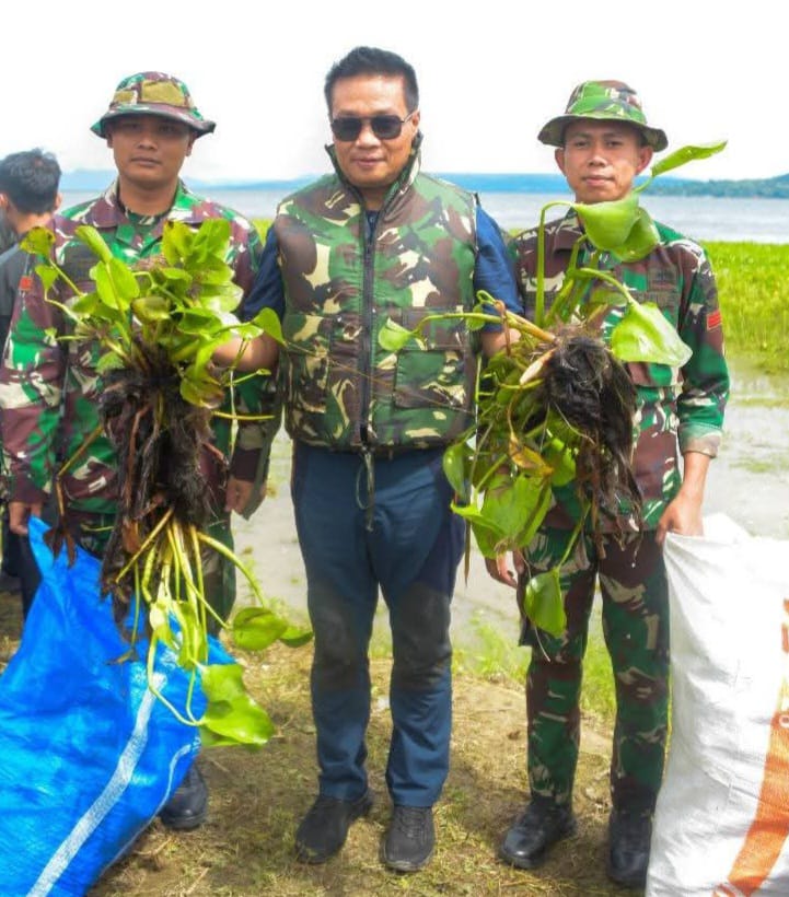 Bupati Humbahas Gandeng Pangdam I/BB Bersihkan Eceng Gondok di Danau Toba