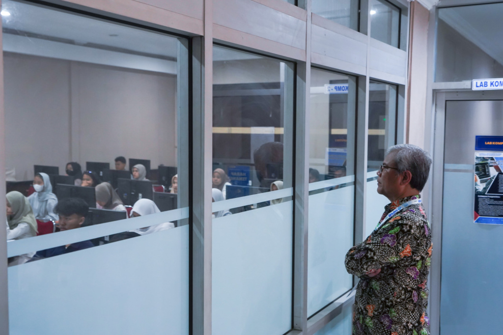 Puluhan Ribu Calon Mahasiswa Berjuang Lolos UTBK di UNS