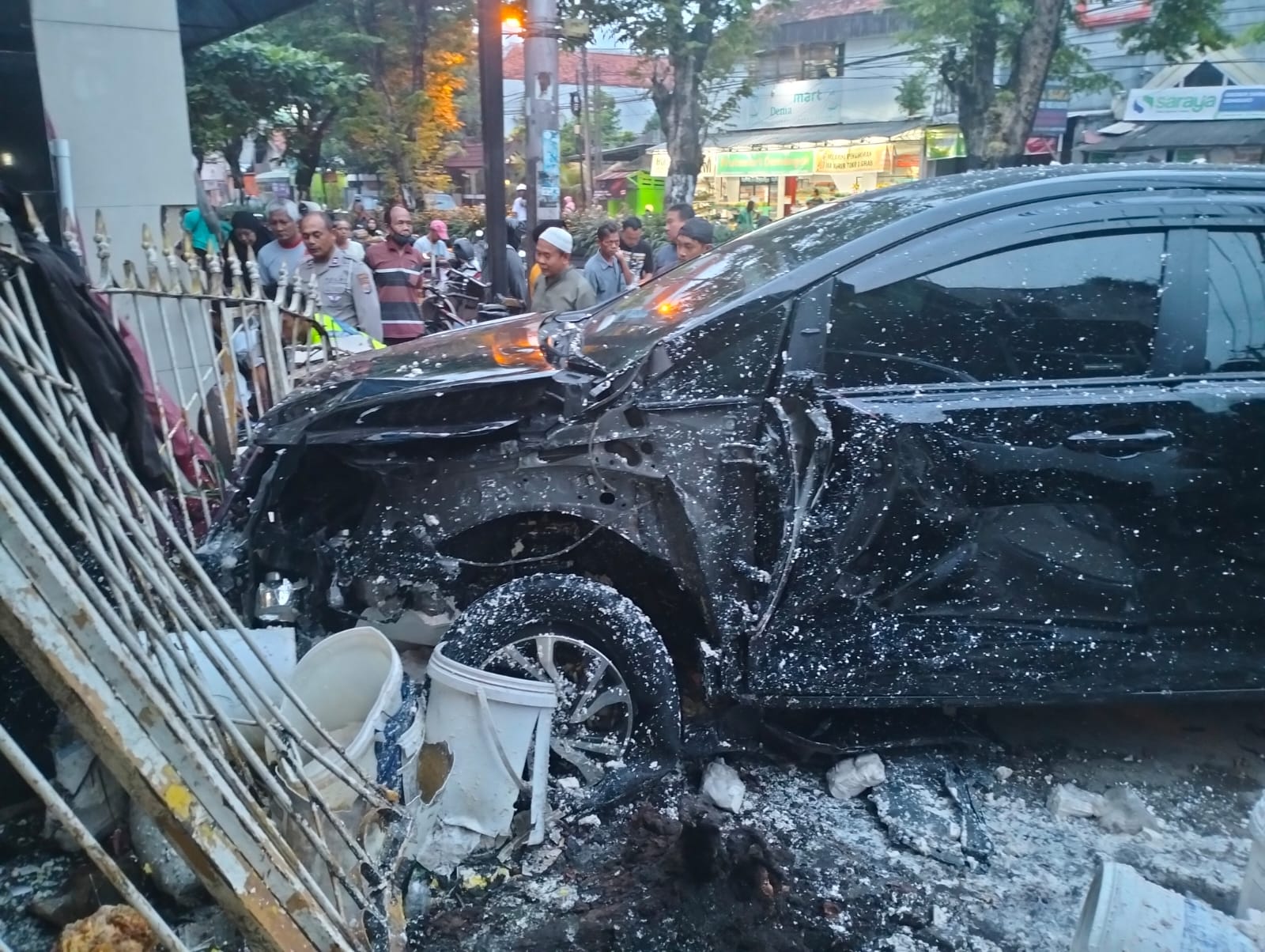 Pengemudi tidak Mampu Menyetir Tabrak Mobil dan Dua Motor