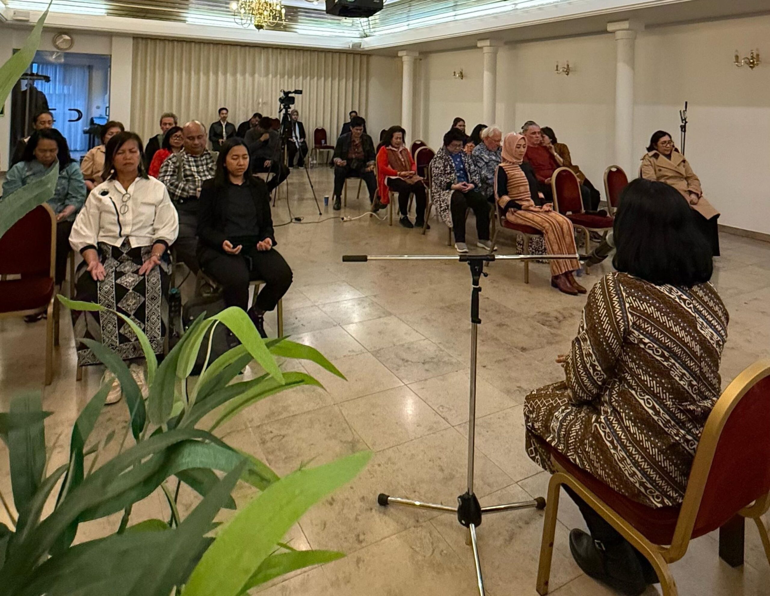 Bunda Arsaningsih Gelar Meditasi di KBRI Brussels